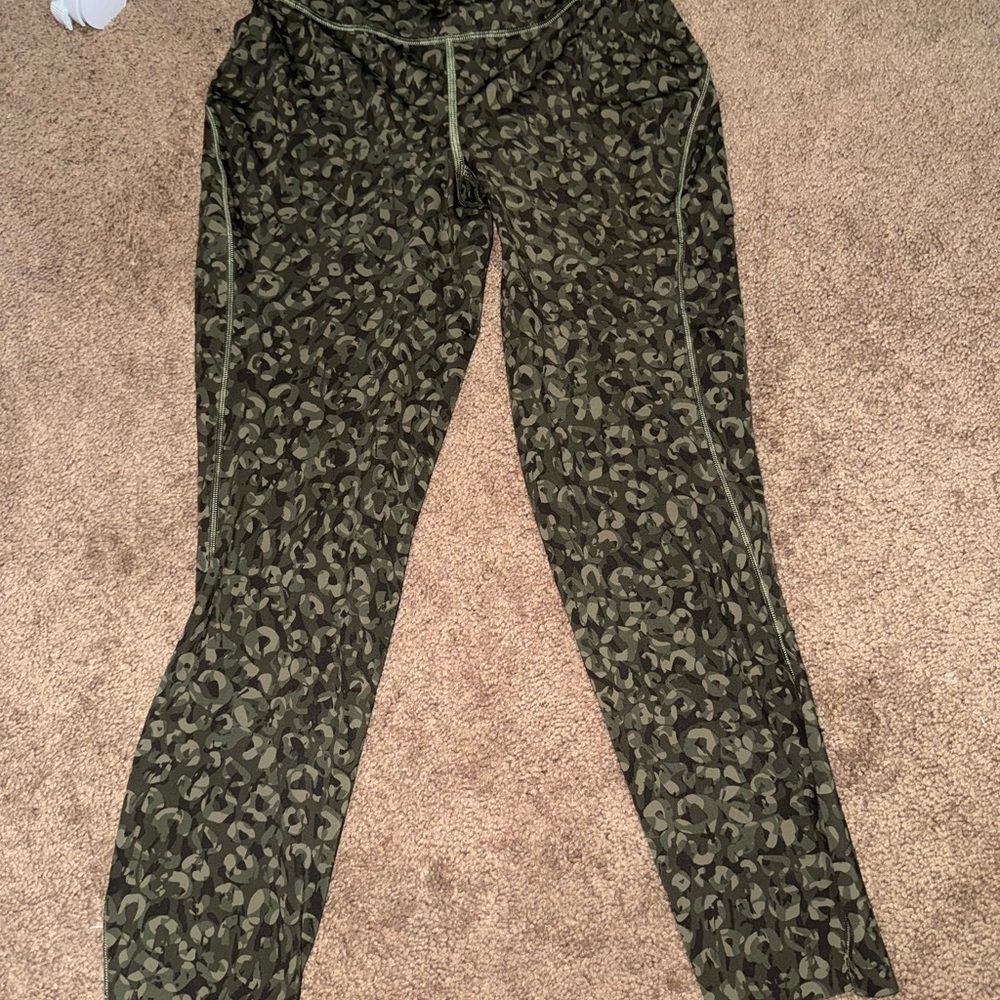 Lululemon High Rise 21 Crop Leggings Wild Thing Camo‎ Dark Olive Green Size 6 - Picture 6 of 7